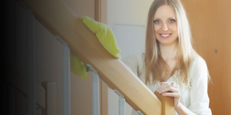 cara membersihkan tangga kayu